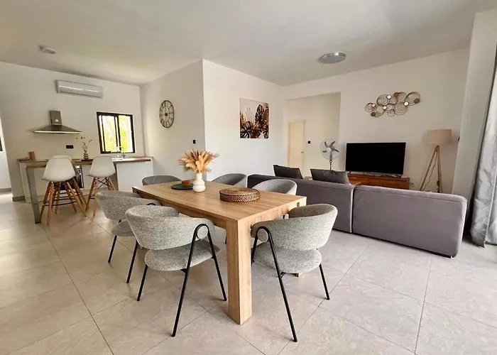 Cosy Coastal Apartment North